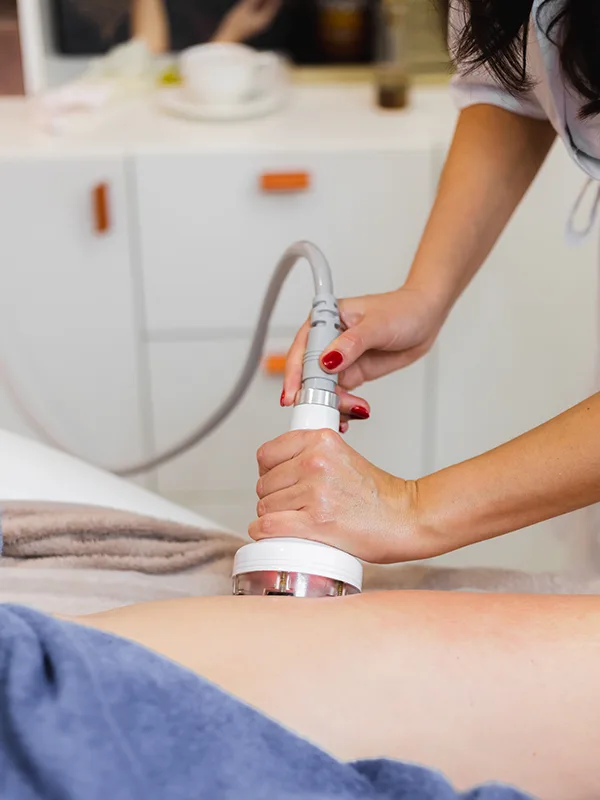 Εφαρμογή θεραπείας Cavitation από αισθητικό